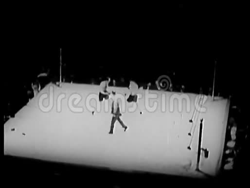 观看拳击比赛的观众的高角度镜头麦迪逊广场花园1930年代视频的预览图