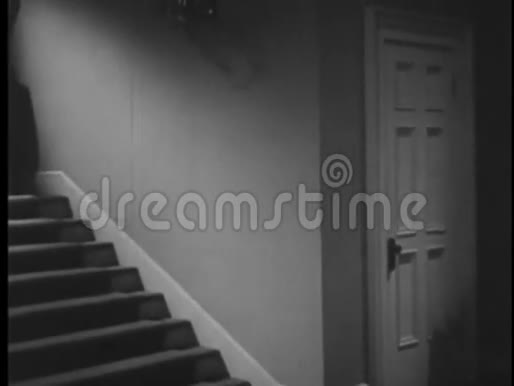 住宅楼梯的视角拍摄视频的预览图