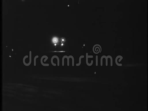 20世纪40年代警车在夜间沿着公路行驶视频的预览图