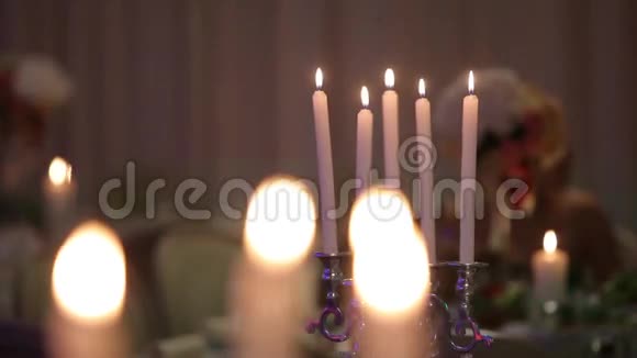 在庆典桌上点燃蜡烛动态改变焦点视频的预览图