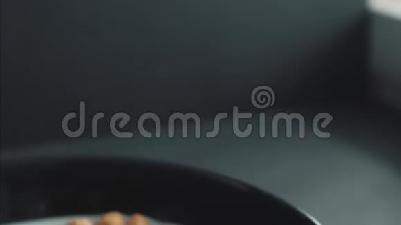 黑暗背景下的玉米片碗视频的预览图