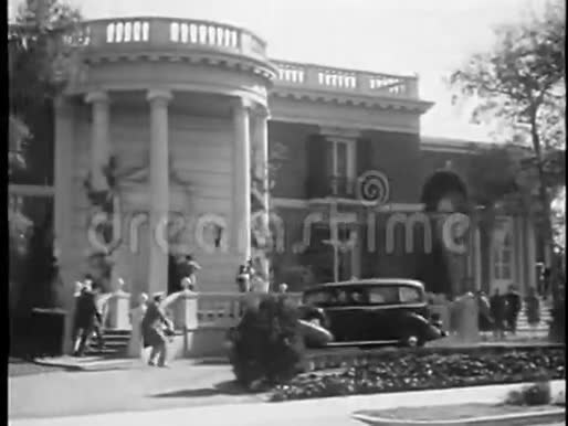 20世纪30年代汽车在大楼入口处飞驰而过视频的预览图