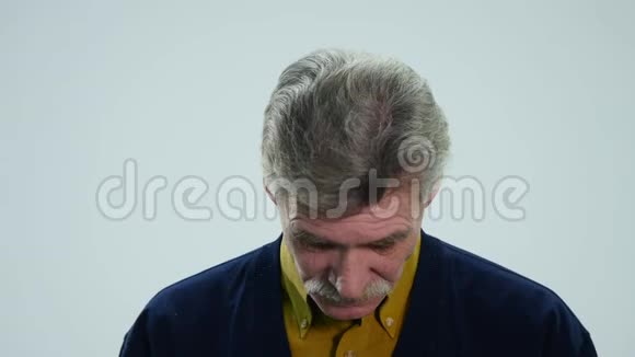 一个年长的男人说话时表现出不同的情绪视频的预览图