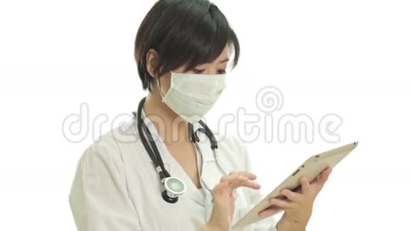 研究平板电脑的亚洲女医生抬头看着镜头微笑视频的预览图