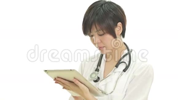 研究平板电脑的亚洲女医生抬头看着镜头微笑视频的预览图