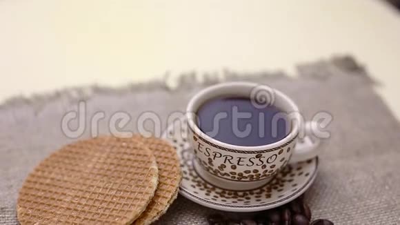荷兰面包焦糖华夫饼和咖啡视频的预览图