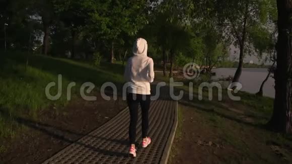 仰视日出奔跑的女人视频的预览图