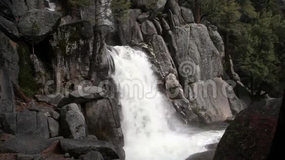 加州约塞米蒂公园瀑布视频的预览图