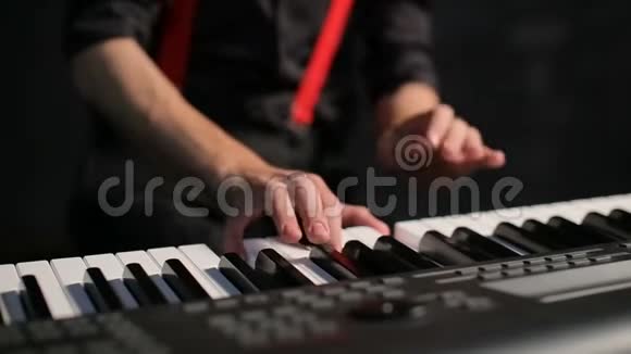 年轻的男音乐家弹钢琴视频的预览图