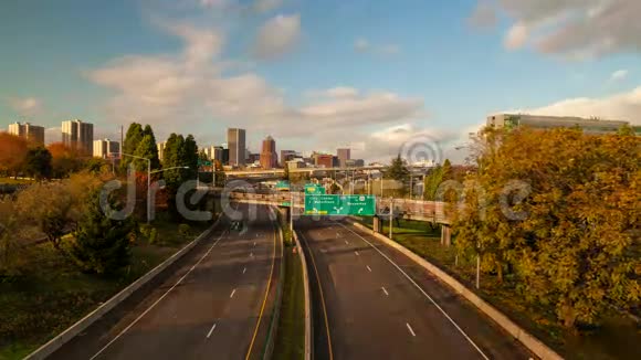 5号州际公路与波特兰俄勒冈州城市天际线及秋季云量1080p的高峰时段交通视频的预览图
