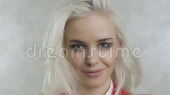 白种人迷人的金发女人肖像灰色摄影棚镜头视频的预览图