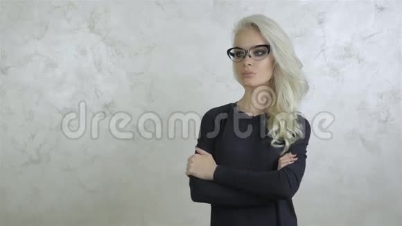 白种人迷人的金发女人肖像灰色摄影棚镜头视频的预览图