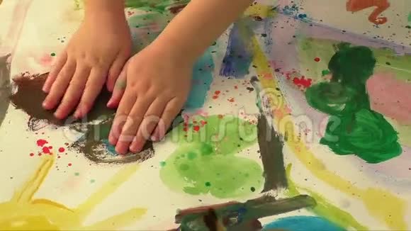 用一个年轻女孩的小手创作绘画艺术童年与教育主题小女孩用水彩画的小手视频的预览图