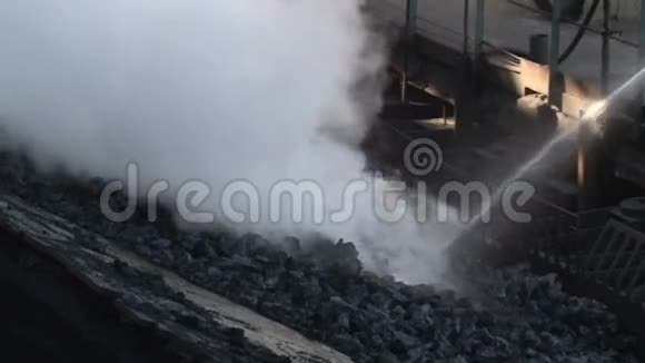 烧煤用水灭火慢慢视频的预览图