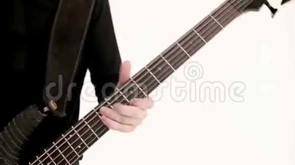 年轻的男音乐家穿着黑色衣服白色背景上有一把黑色低音吉他低音吉他演奏者演奏音乐视频的预览图