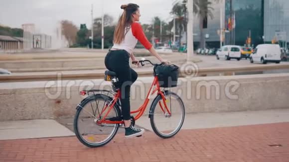骑自行车在棕榈树旁蹬车的年轻女子或女孩视频的预览图