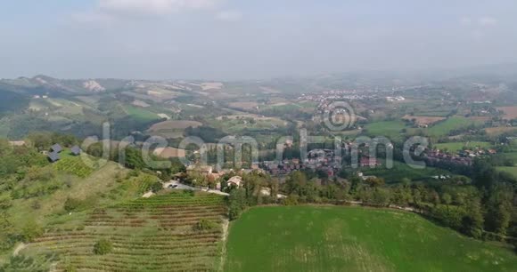 意大利葡萄园的鸟瞰图意大利中世纪小镇意大利葡萄园的全景视频的预览图
