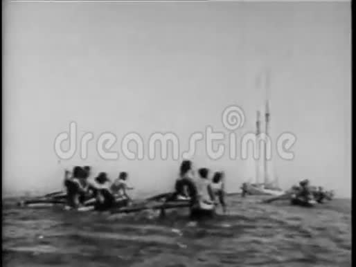 后景独木舟上的当地人划着船朝大海划去视频的预览图