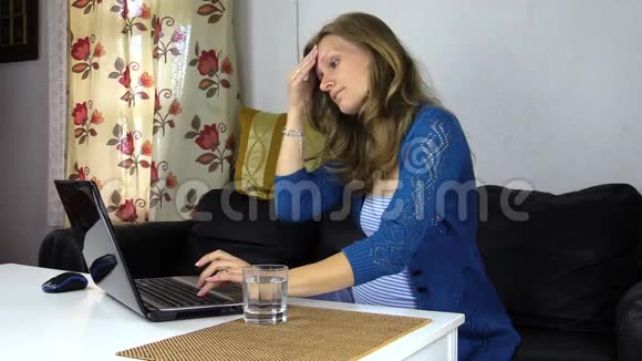 担心在笔记本电脑附近工作的孕妇喝水视频的预览图