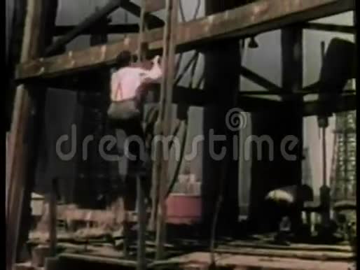 在炼油厂井架旁登上人爬梯视频的预览图
