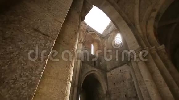 旧教堂的废墟砖块可见墙壁和窗户的破坏奇怪的地方视频的预览图