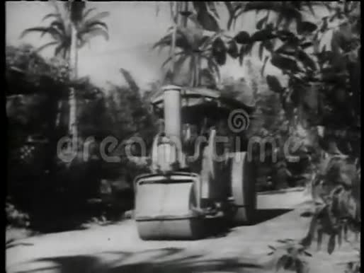 穿着蒸汽压路机的士兵在村子里犁房子视频的预览图