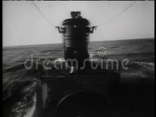 在开阔的海洋中从潜艇甲板上观看视频的预览图