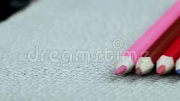 彩色铅笔十二块披在白布上视频的预览图