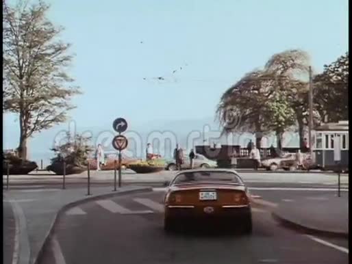 瑞士沿街行驶的广角观景车视频的预览图