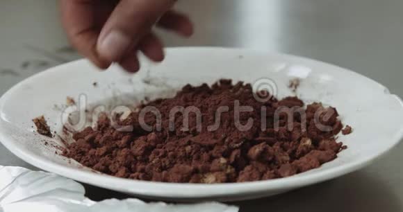 沉浸式种族男子在工业厨房做巧克力糖果视频的预览图