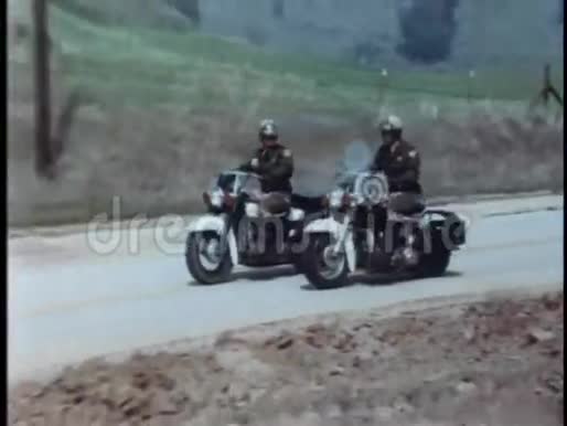 摩托车警察在乡间公路上追捕嫌疑犯视频的预览图