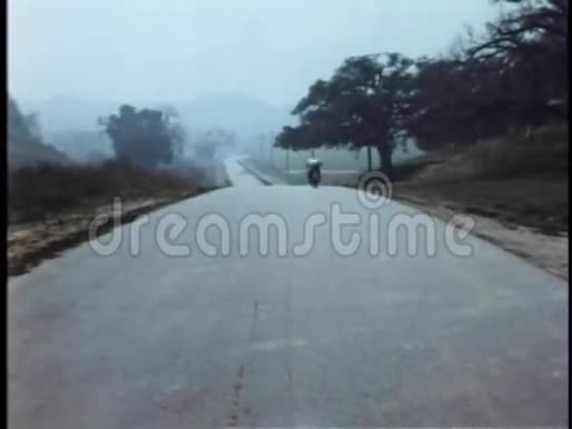 乡村道路摩托车警察追逐的后视镜视频的预览图