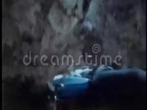摩托车从悬崖边跌到水沟里视频的预览图
