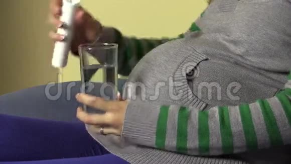 孕妇把柠檬味的药丸放进水杯里视频的预览图