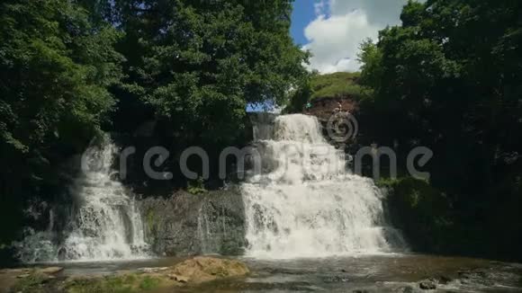 热带森林中的小瀑布在岩石上盘旋慢动作视频的预览图