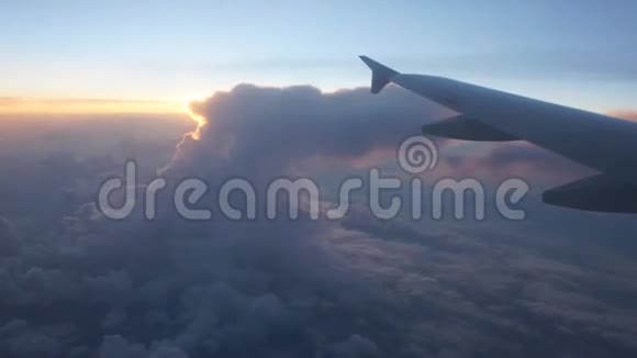 日出时美丽的云彩视频的预览图