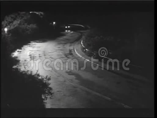 汽车在夜间行驶在乡间小路上视频的预览图