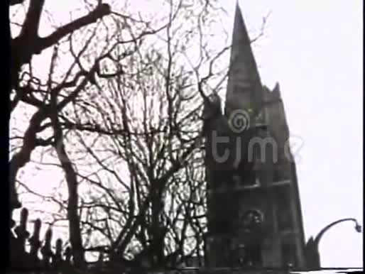 从教堂尖塔到繁忙的乡村街道视频的预览图