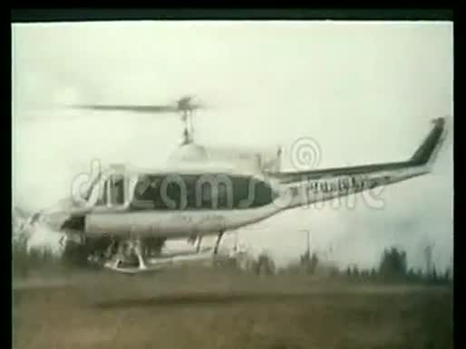 拉丁美洲警察直升机在山谷起飞视频的预览图