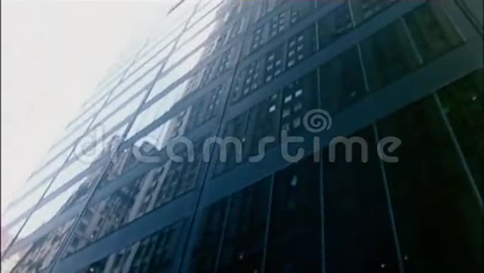 从低角度观看摩天大楼视频的预览图
