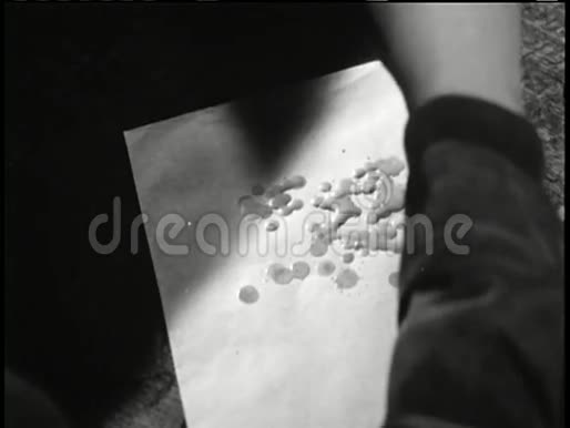 特写蜡烛蜡滴在纸上视频的预览图