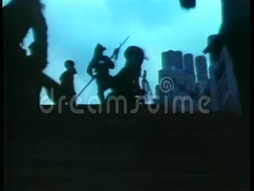 亚洲战士跑上楼梯视频的预览图