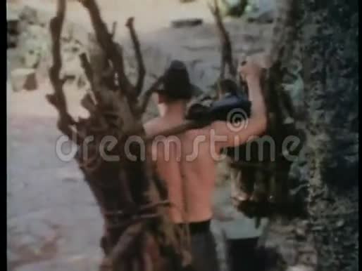 放大赤膊男子肩上扛着一捆棍子视频的预览图