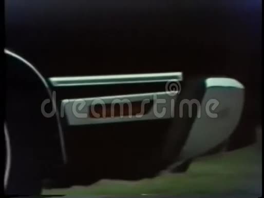 豪华轿车在车道上驶近大厦视频的预览图