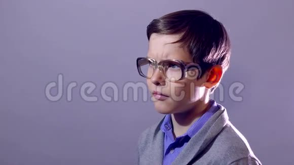 少年书呆子的画像认为男生眼镜有问题视频的预览图