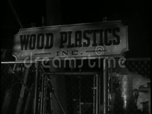 晚上放大工厂入口视频的预览图