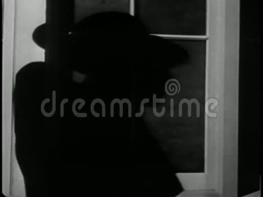 放大站在窗前的人的影子视频的预览图