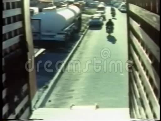 骑摩托车的人开进卡车的后部视频的预览图