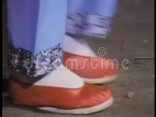 穿红色中国拖鞋走过地板的贴身脚视频的预览图