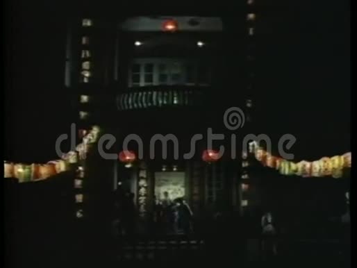 在中国灯笼周围的人们走出家门视频的预览图